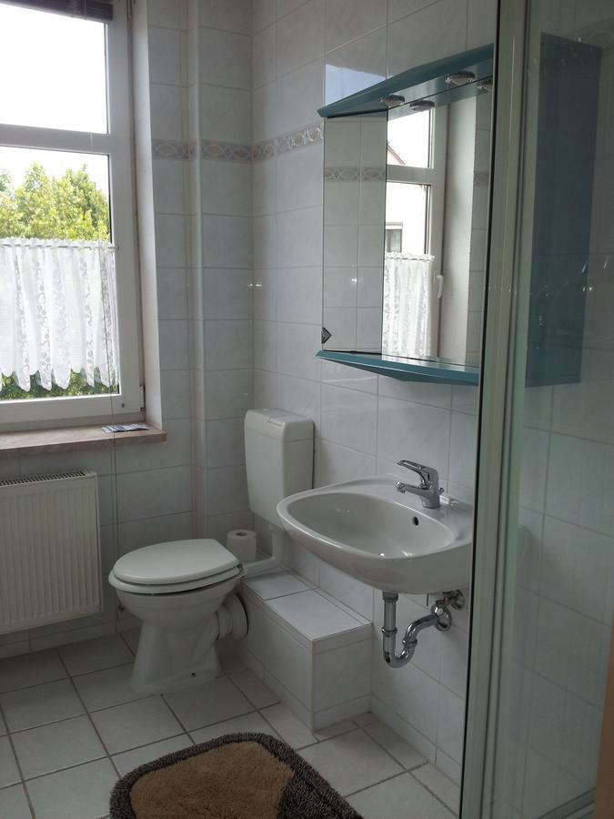 Vierbettzimmer mit Dusche